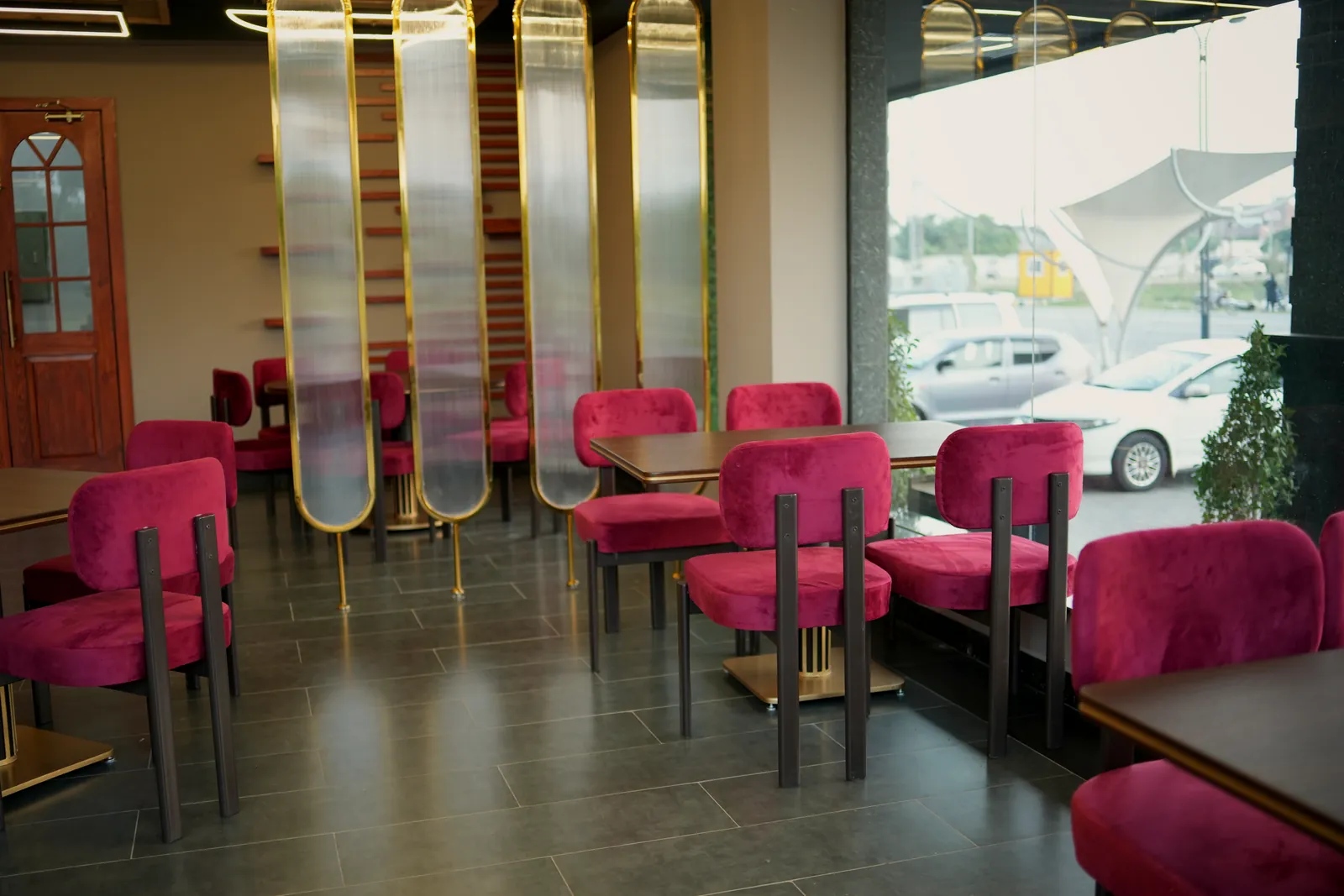 Fluted glass and gold dividers between tables